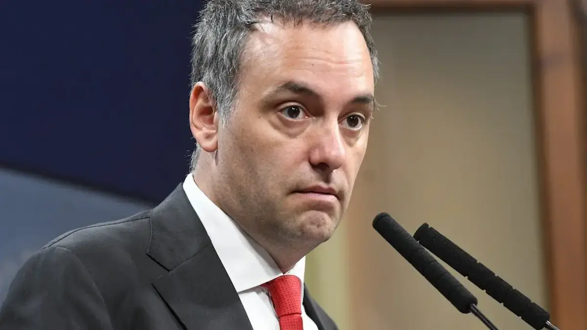 Se complica la situación de Adorni