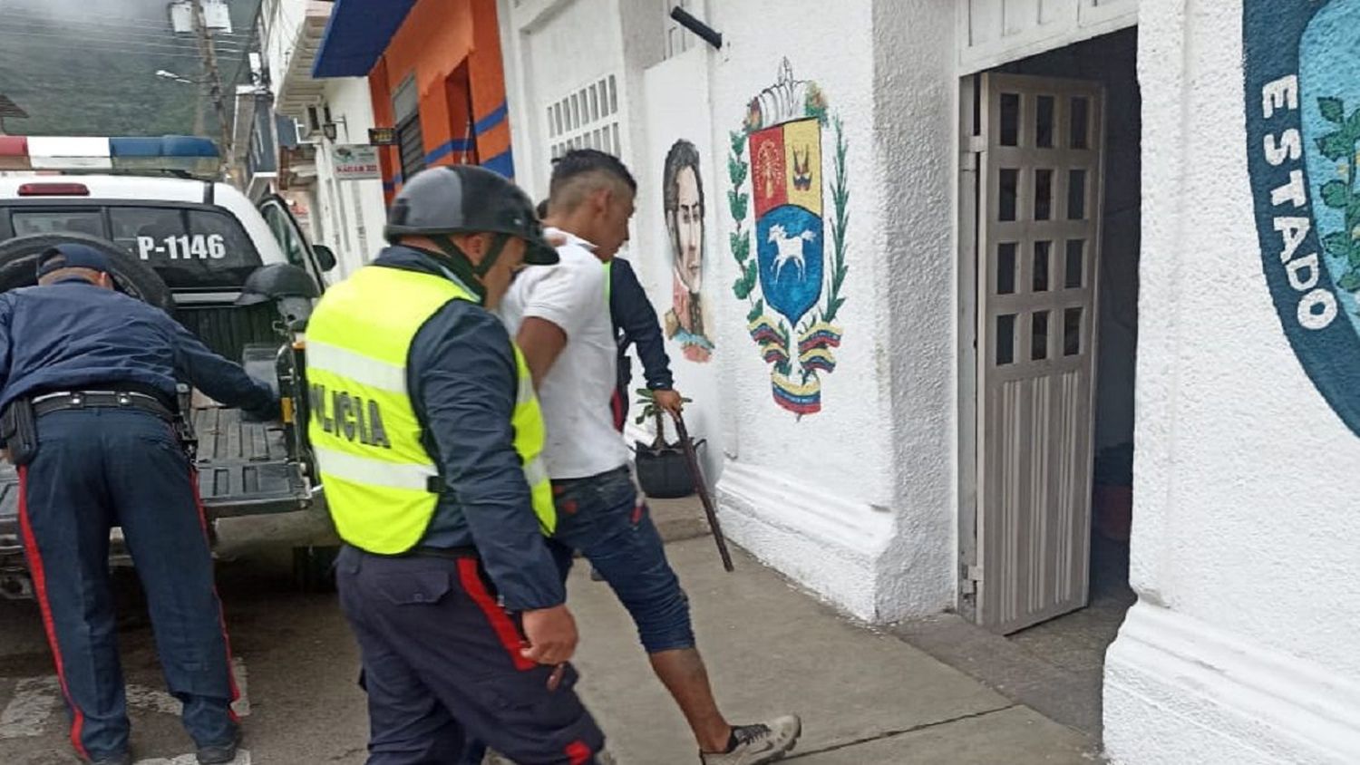 ¡CRUELDAD EXTREMA! Sujeto mata a puñaladas a una perrita y hiere a su cría
