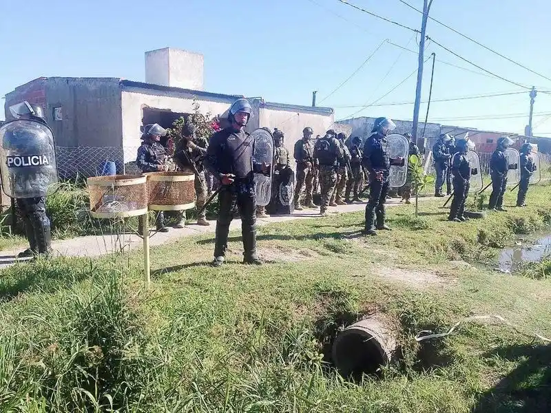 Secuestraron psicofármacos, cuatro
detenidos y dos menores retenidos