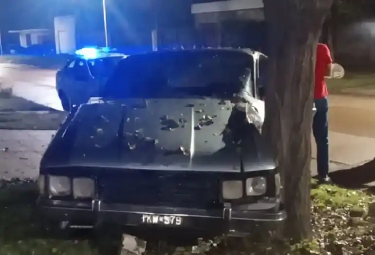 Iba manejando borracho y terminó estampado contra un árbol