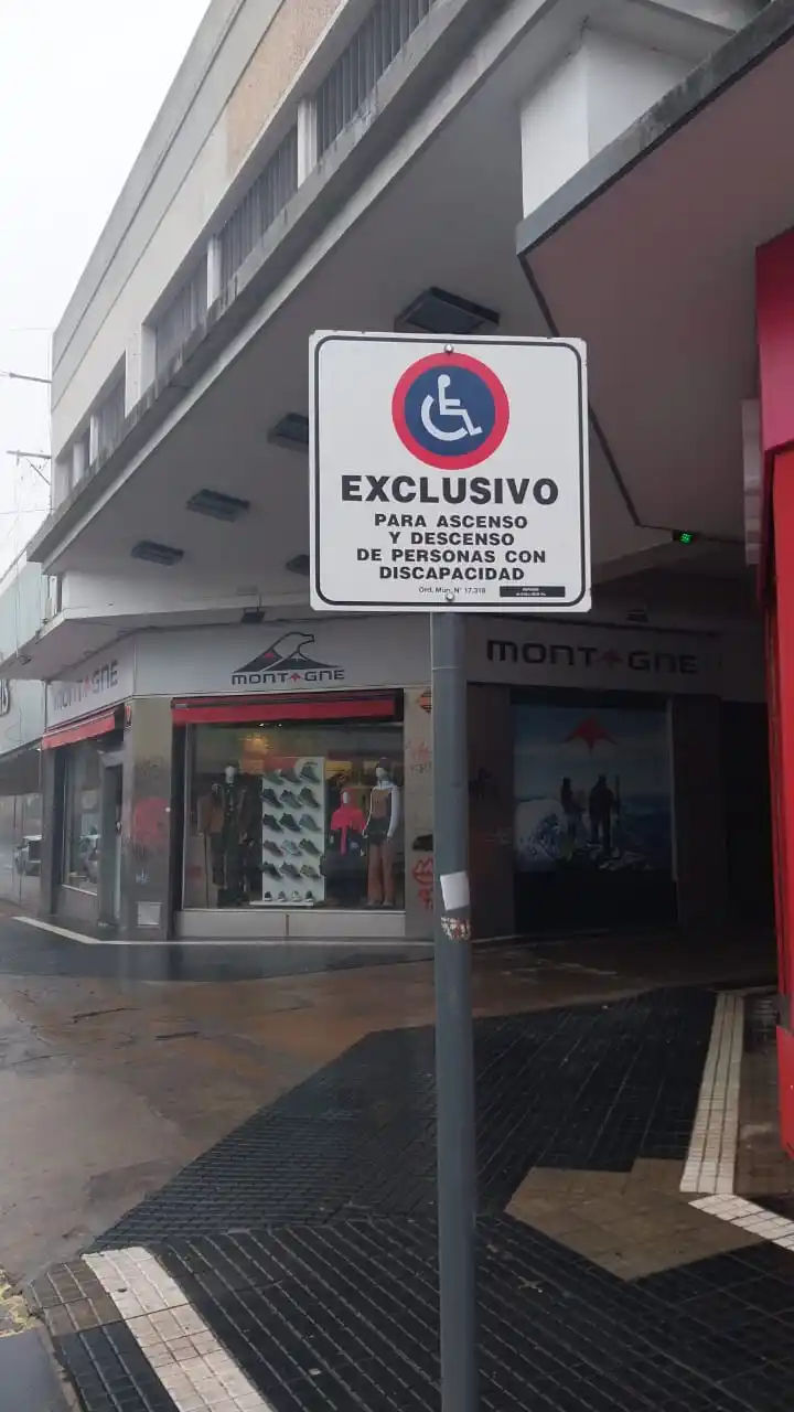 Exigen respeto a un espacio de ascenso y descenso de personas con discapacidad