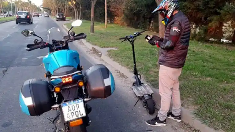 Detuvieron y multaron a un hombre que circulaba a 100 kilómetros por hora en un monopatín por la Panamericana