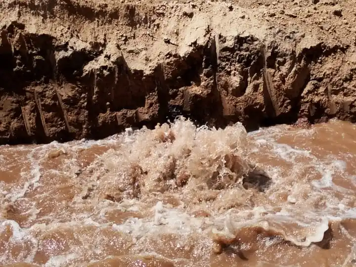 Daño involuntario a un caño principal complicó a toda la ciudad. Foto: Gentileza