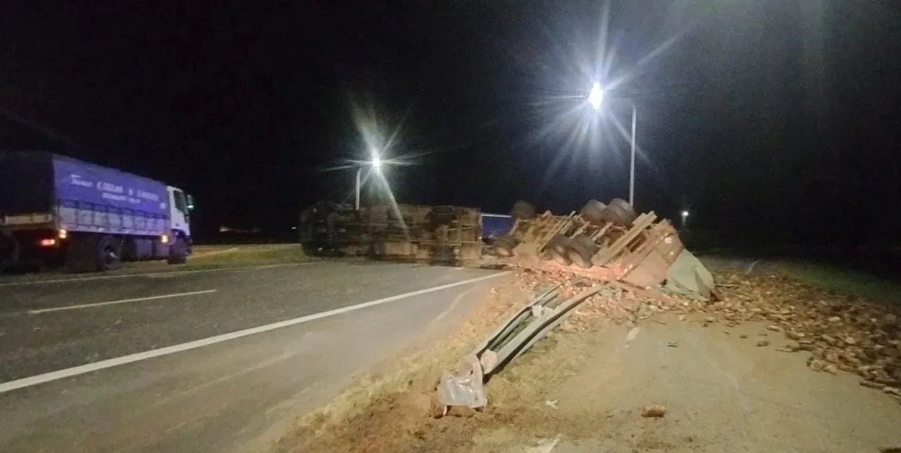 El vehículo quedó cruzado durante horas en la Autopista.