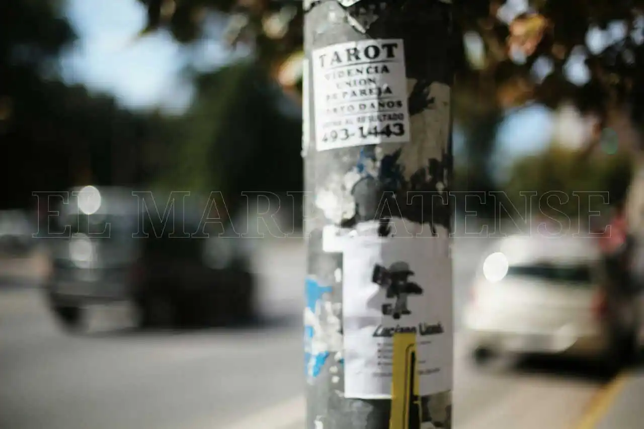 La mugre que no se ve: publicidad, pegatinas y pintadas