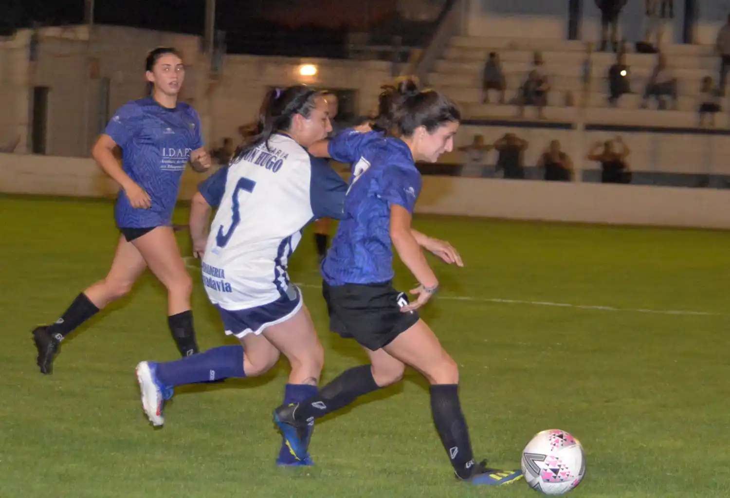 Serena Pedersen, al ataque en el partido de ida entre Tandil y Tres Arroyos.