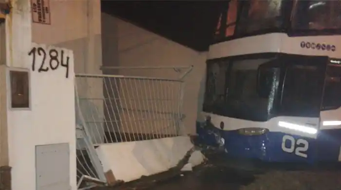 Micro se quedó sin frenos y chocó contra un taller mecánico en Bahía Blanca