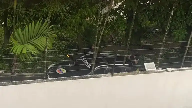 Un móvil del Cuerpo de Policía Nacional Bolivariana (CNPB) que responde al régimen de Nicolás Maduro, detenido afuera de la embajada argentina en Caracas