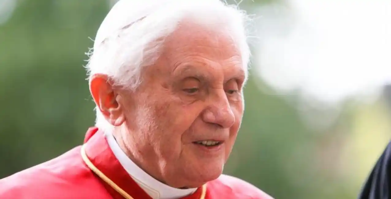 Papa emérito Benedicto XVI pide perdón por abusos y errores del clero