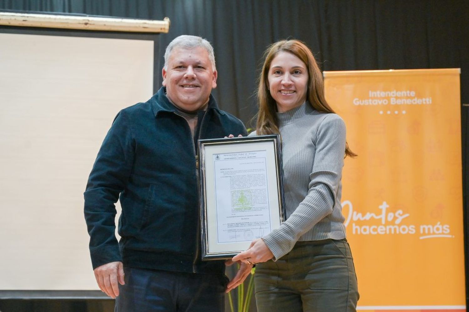 El intendente entregó a la ministra de la declaración de Huésped de Honor durante su visita a la “ciudad dulce” de nuestra provincia.