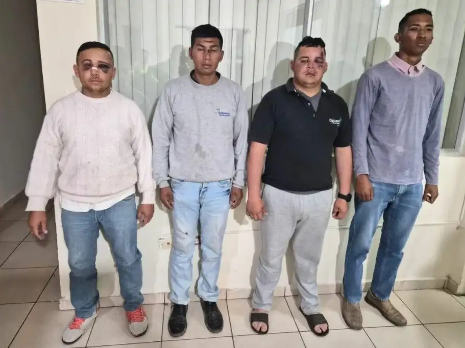 Difundieron la imagen de los cuatro militares liberados en Ecuador.