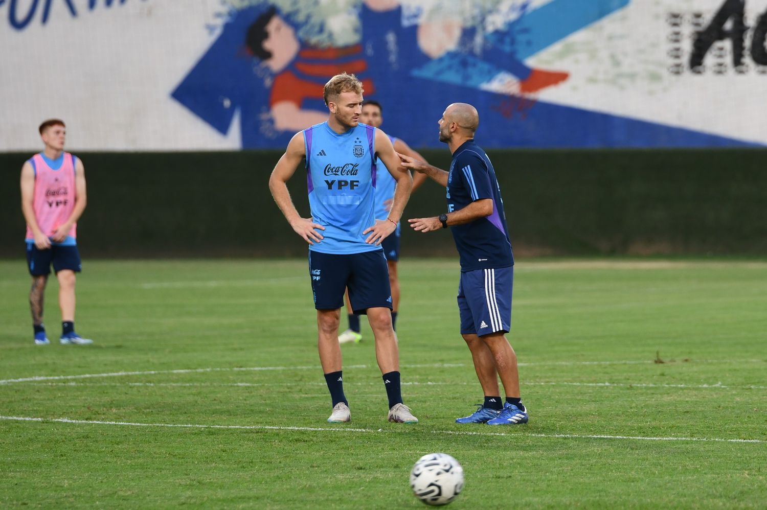 Gondou y Mascherano.