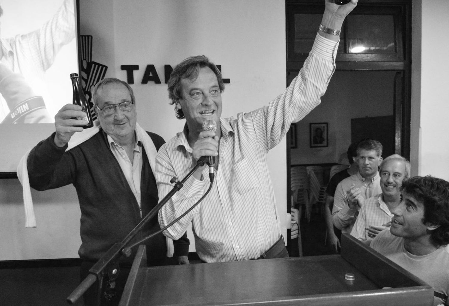 Lunghi celebrando con Frolik, en las elecciones de 2019