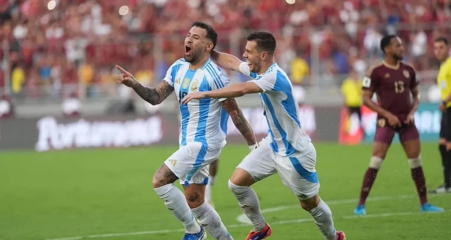 El último grito. Nicolás Otamendi celebra su gol ante Venezuela junto a Lo Celso. AFA