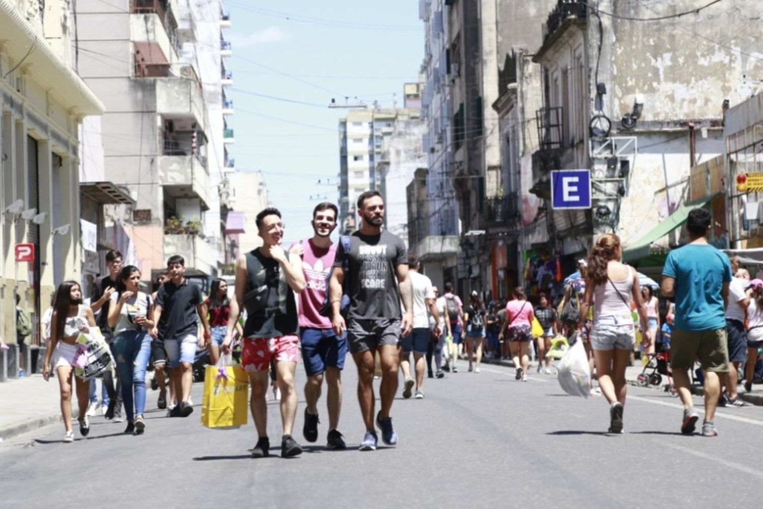 Los Reyes Magos llegan a calle San Luis, que será peatonal este viernes 