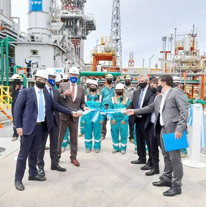 Alberto Fernández inauguró la planta de generación de energía de YPF LPC II