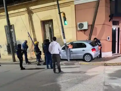 Insólito accidente: Un auto se subió a la vereda y quedó atrapado entre un poste de luz y una pared