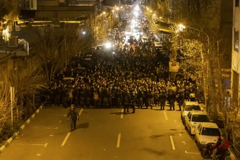 Irán enfrenta protestas y se reúne con aliados para expulsar a Estados Unidos