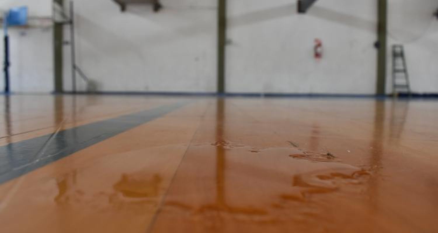 Nuevamente las goteras en el gimnasio de Náutico obligaron la suspensión de la tira de inferiores