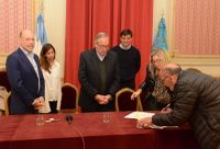 Se firmaron 90 escrituras en un acto conjunto entre Provincia y el Municipio