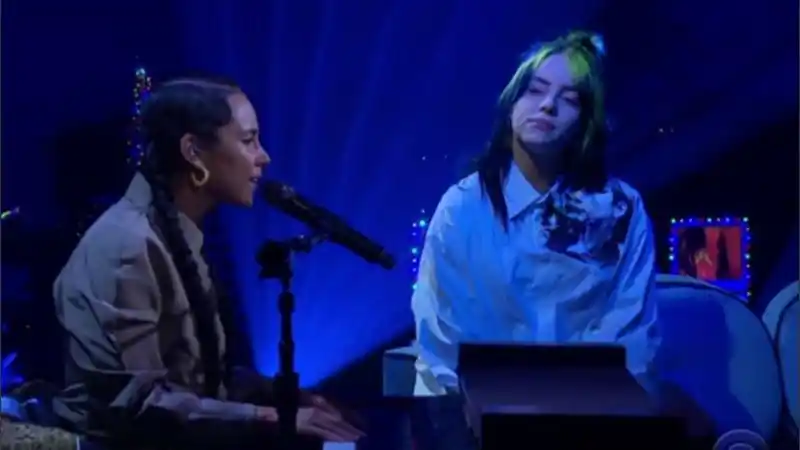 Billie Eilish y Alicia Keys cantaron a dúo “Ocean eyes”