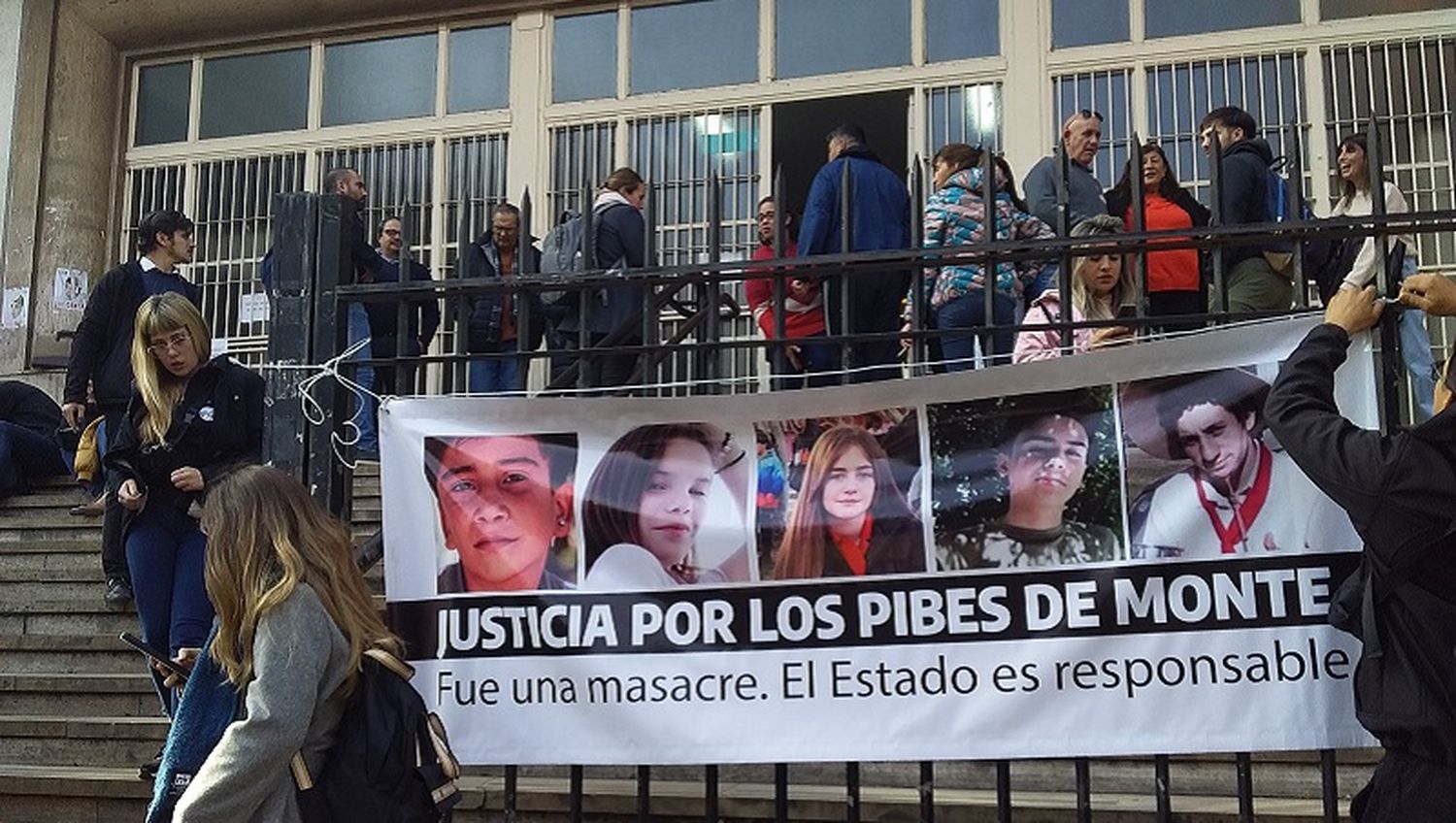 Masacre de Monte: Un perito balístico complicó a los policías acusados al sostener que dispararon directo al auto