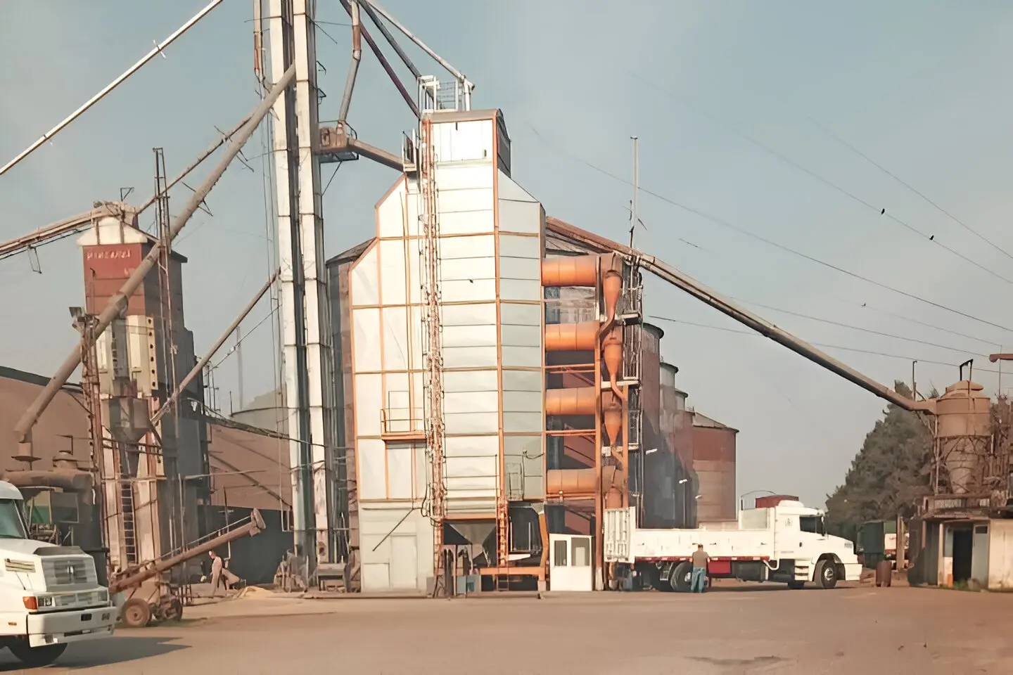 La tarea para vaciar el silo, este viernes por la mañana.