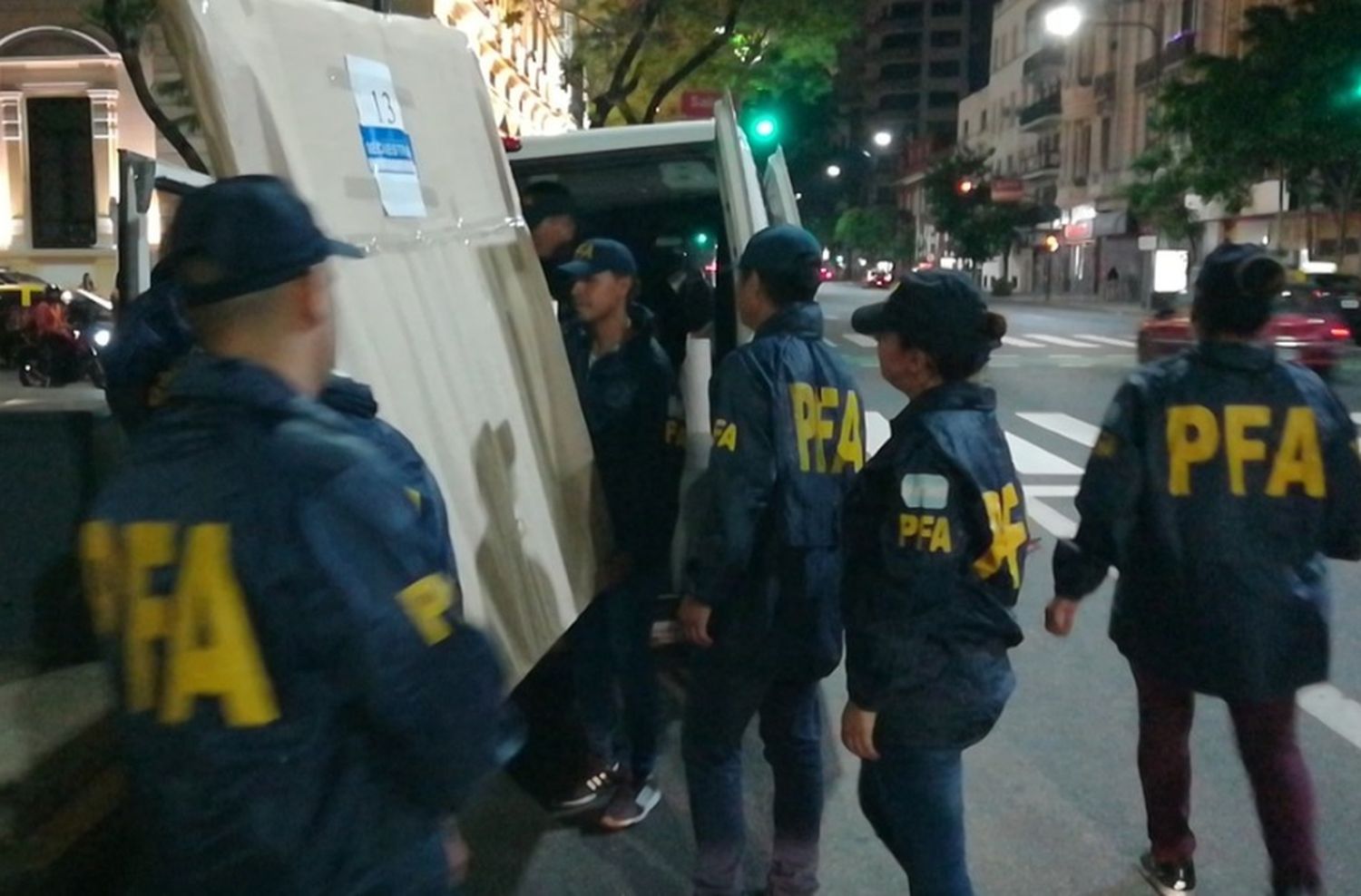 Bonadio ordenó retirar obras de arte del departamento de Cristina