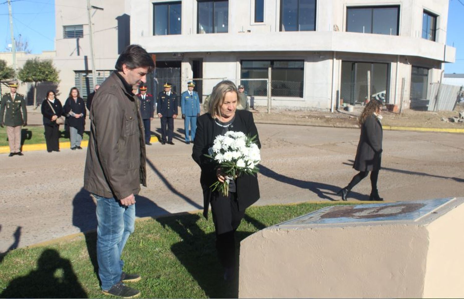 Mandatarios municipales colocaron una ofrenda floral.