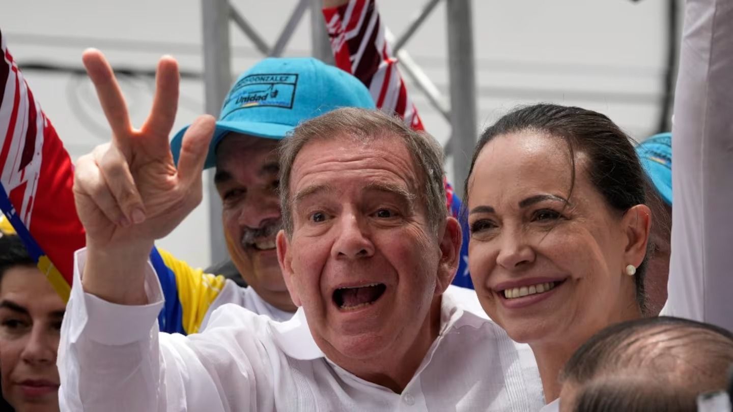 También condenó “la formulación de cargos penales contra el candidato presidencial ganador y la principal líder de la oposición, María Corina Machado.