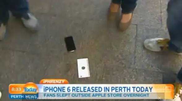 Hizo la cola, logró ser el primero en comprar el iPhone 6 y se le cayó