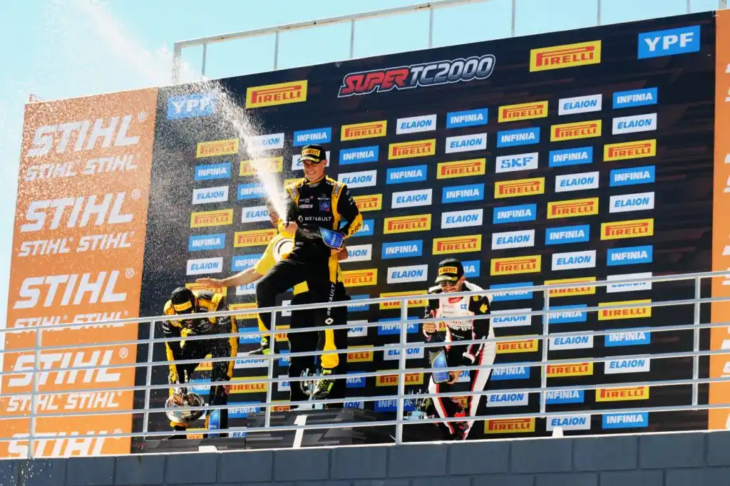 Leonel Pernía dominó de punta a punta para hacer suya la primera carrera de la temporada