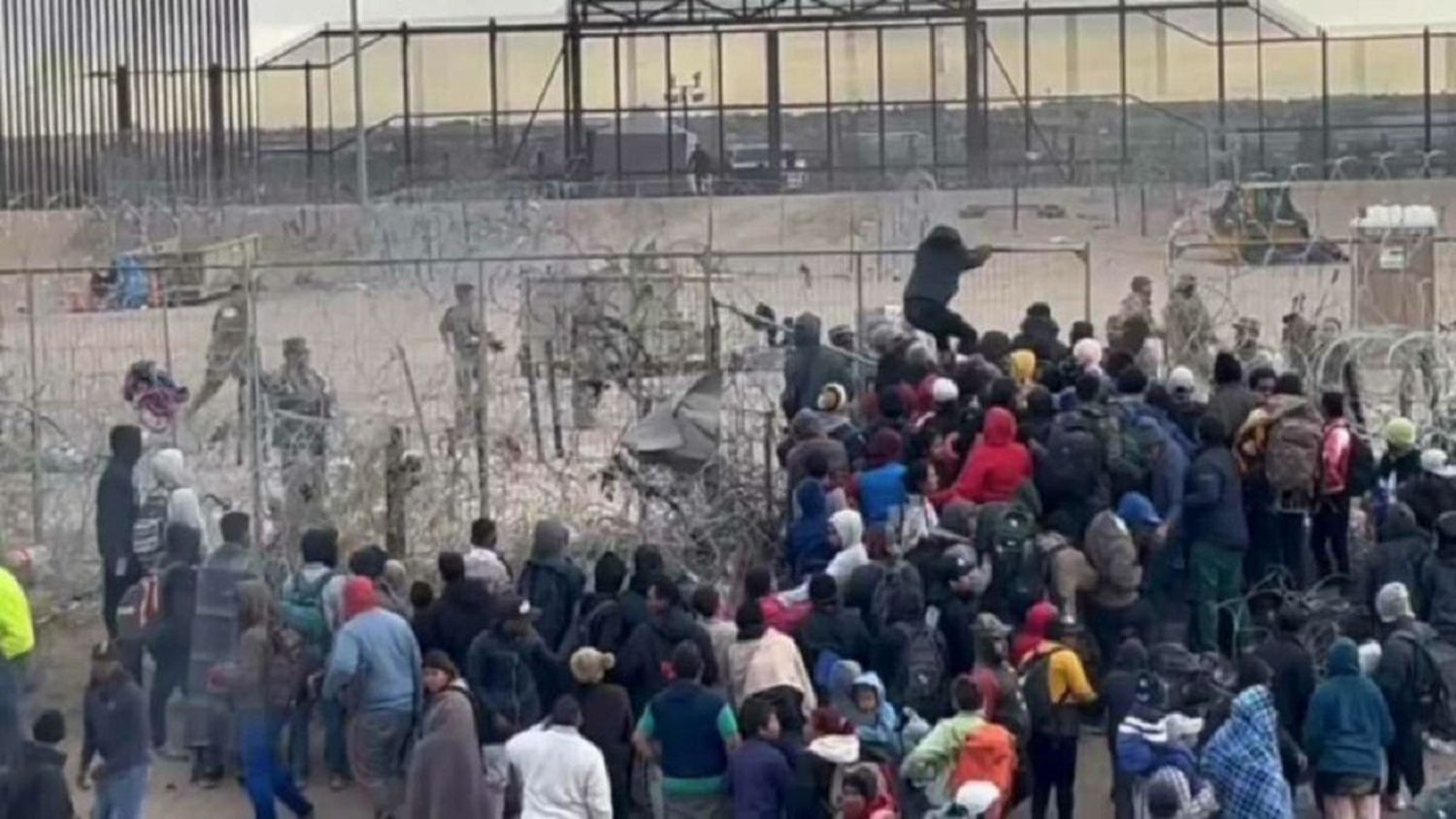 PROCESAN A MIGRANTES por «amotinarse» en la frontera y cruzar a EE.UU.