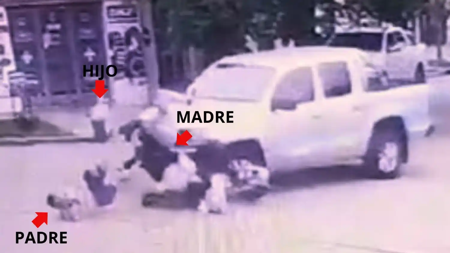 La infografía que muesta el momento en que las tres personas caen tras impactar contra otro vehículo.