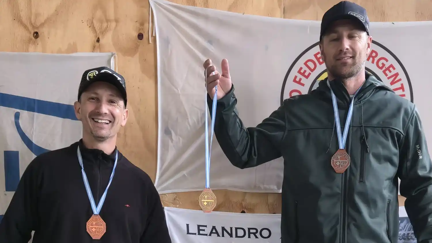 Alejandro Urban y Leandro Soler, en el podio del torneo de tiro práctico