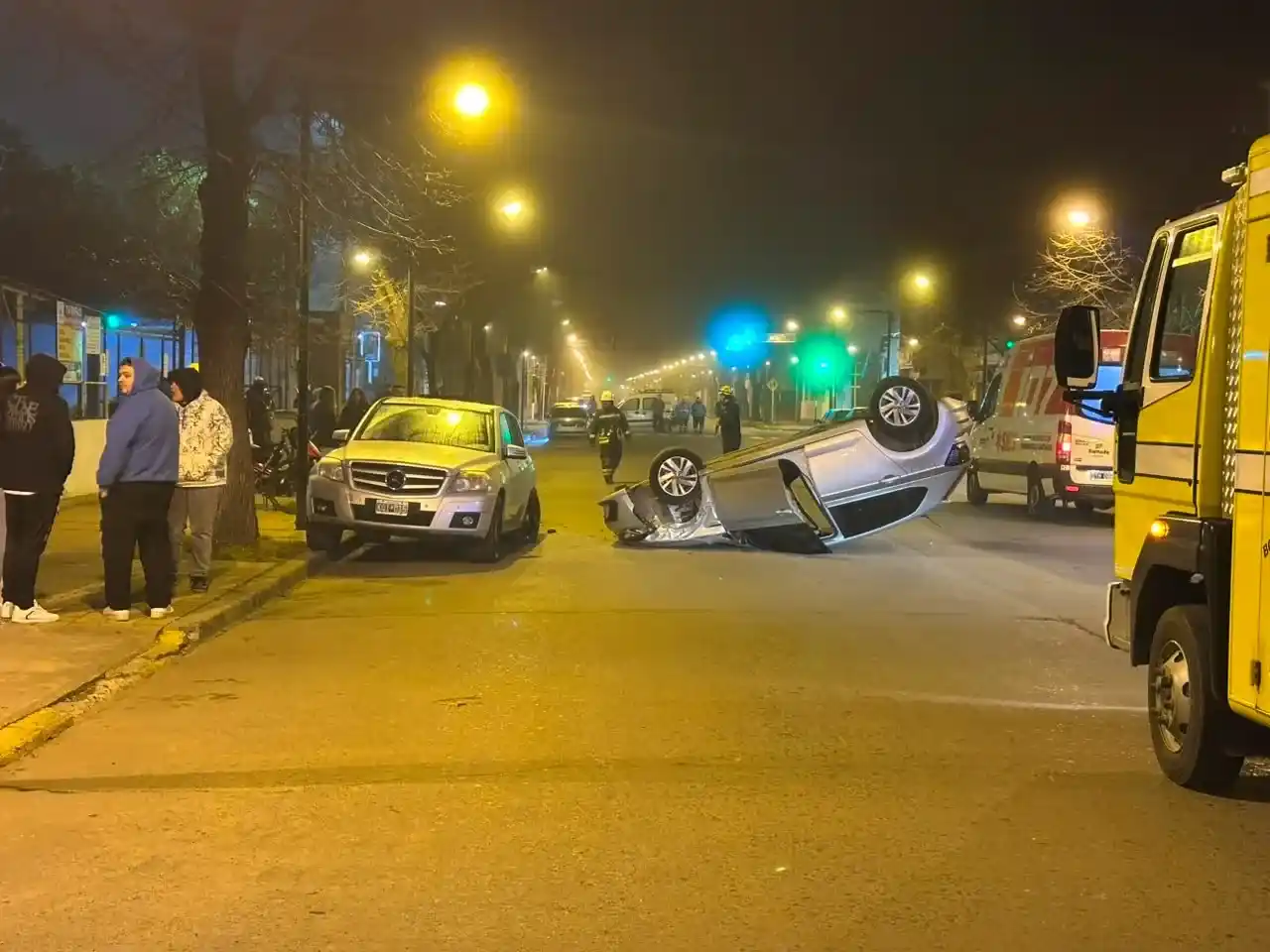 La imagen muestra el auto volcado y, a su lado, el vehículo estacionado. Foto: BVVT