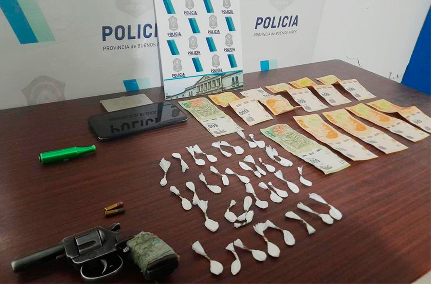 Cae dealer que huyó de un procedimiento a pie: estaba armado y con 35 envoltorios de cocaína