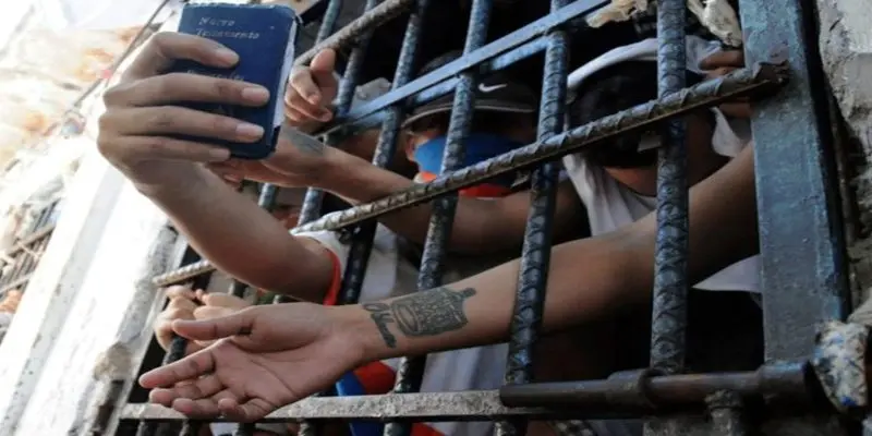 Calvario y sufrimiento padecen familiares de reclusos en Yare