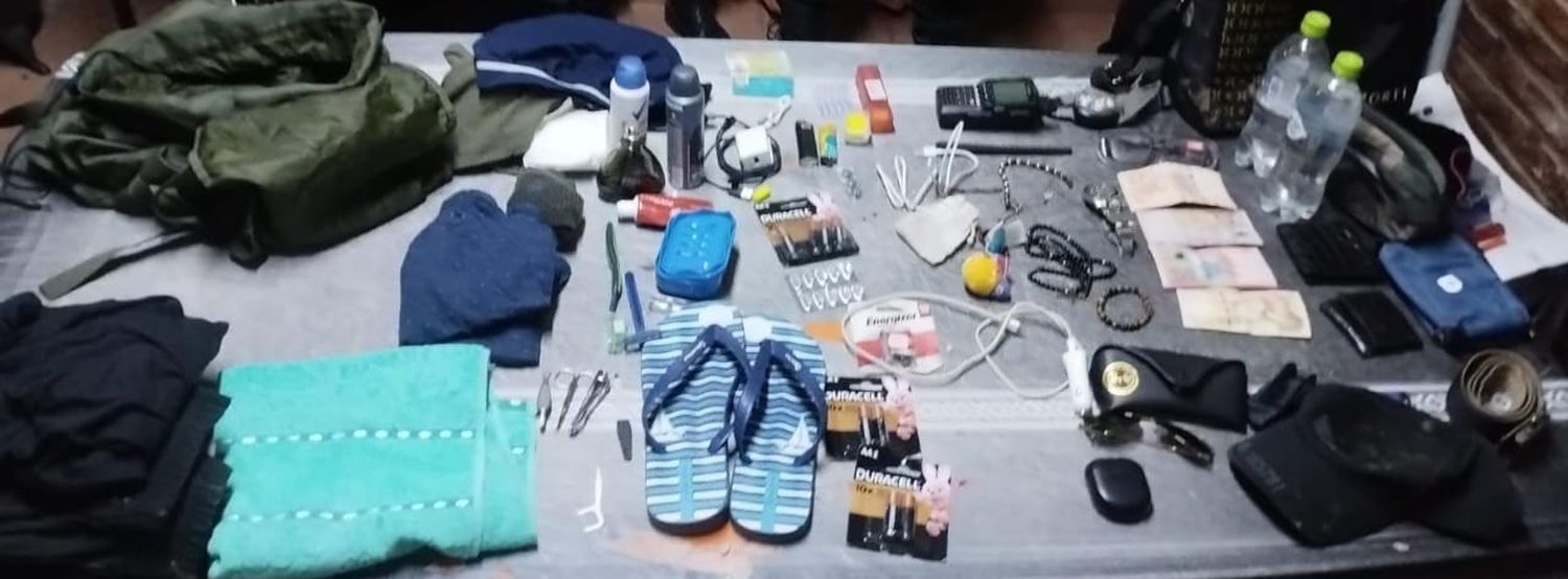 TRAS UN OPERATIVO EN CONJUNTO, APREHENDIERON A DOS EXTRANJEROS, INCAUTARON UNA AVIONETA Y SECUESTRARON MÁS DE 20 MIL DÓLARES, ENTRE OTROS ELEMENTOS - 3