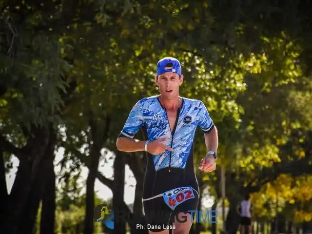 El gualeyo José Luis Lazo compite en la gran final del Campeonato Argentino de Triatlón