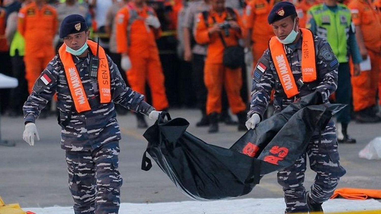 Encontraron cuerpos abrochados a sus asientos en el fondo del mar