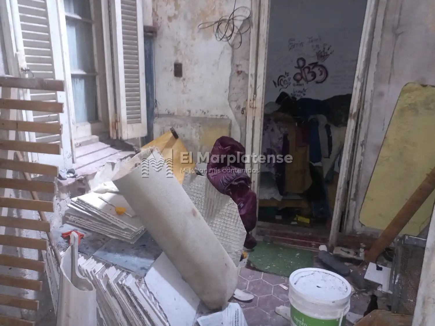 Algunas personas que estaban en el lugar alcanzaron a escapar antes del allanamiento.