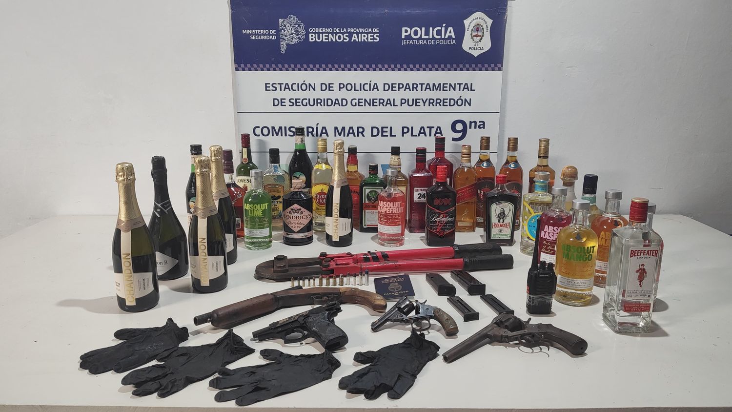 Robaron un bar y se encuentran fugitivos