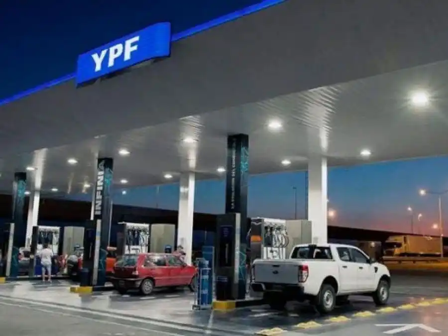 A partir del 1 de mayo, YPF bajará el precio de la nafta y el gasoil.