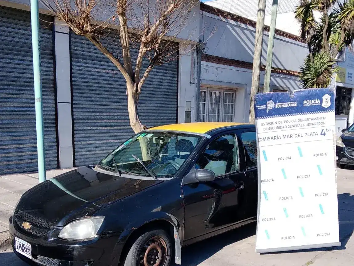 A todo ritmo: fueron sorprendidos mientras intentaban robarse un taxi, minutos antes habían desarmado un auto
