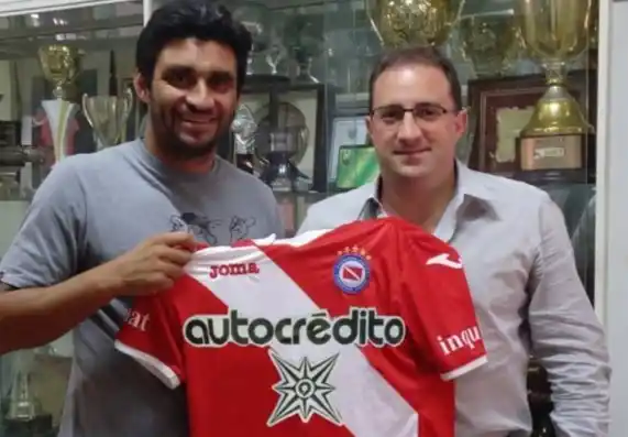 Tras la escandalosa salida de Sarmiento, Carlos Bueno ya tiene club 