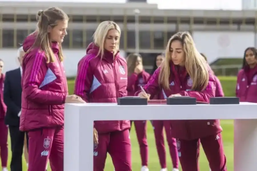 Futbolistas, RFEF y CSD firman el acuerdo para el impulso del femenino es España