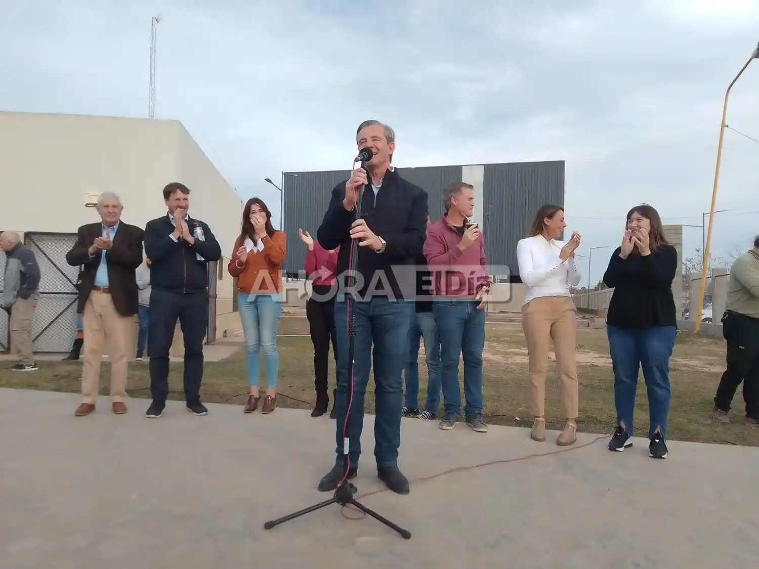 Bahl y los Piaggio recorrieron el Polideportivo Norte y el precandidato a Gobernador se lució tocando el acordeón