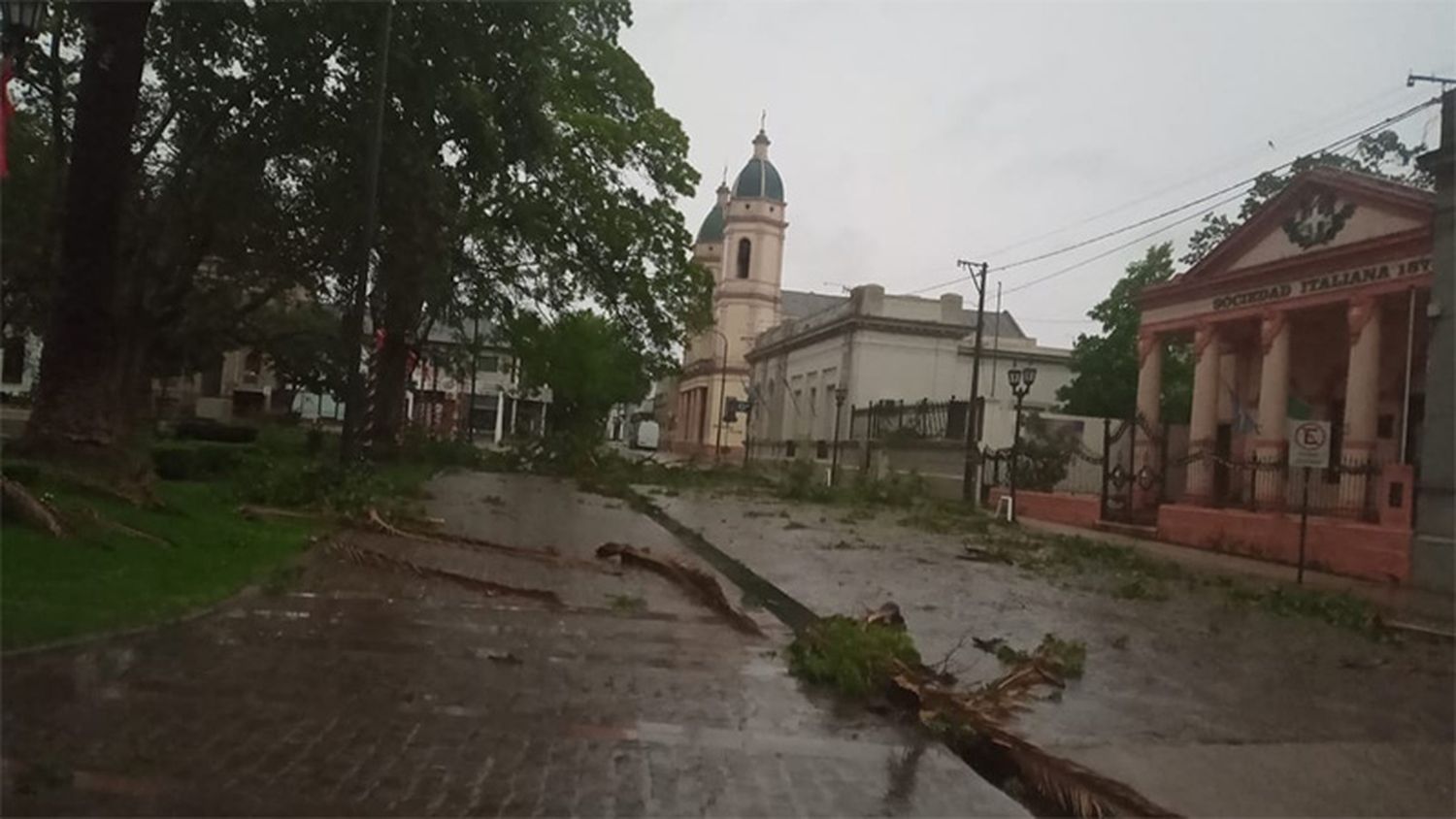 Fuerte temporal en Entre Ríos: voladura de techos, lluvia y caída de árboles