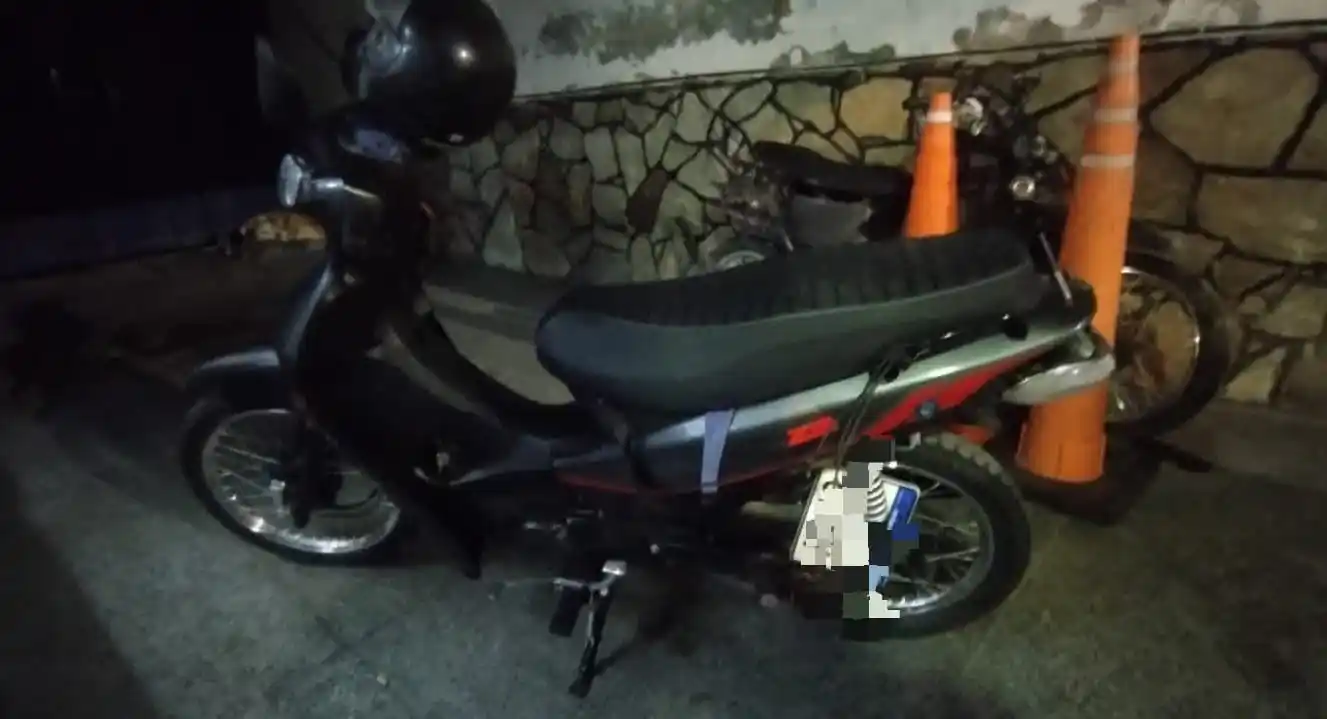 Los dos adolescentes se trasladaban en una moto sin papeles.